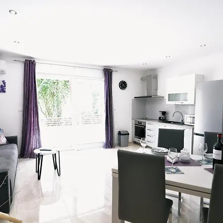 Perla With Swimming Pool, - Opatija Apartamento *